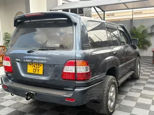 Toyota Land Cruiser 2001 Gray