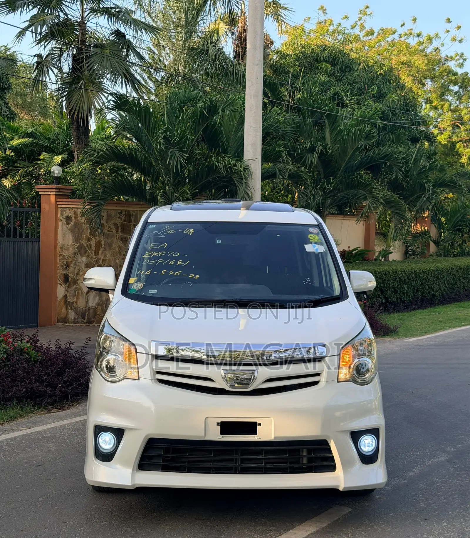 Toyota Noah 2011 White