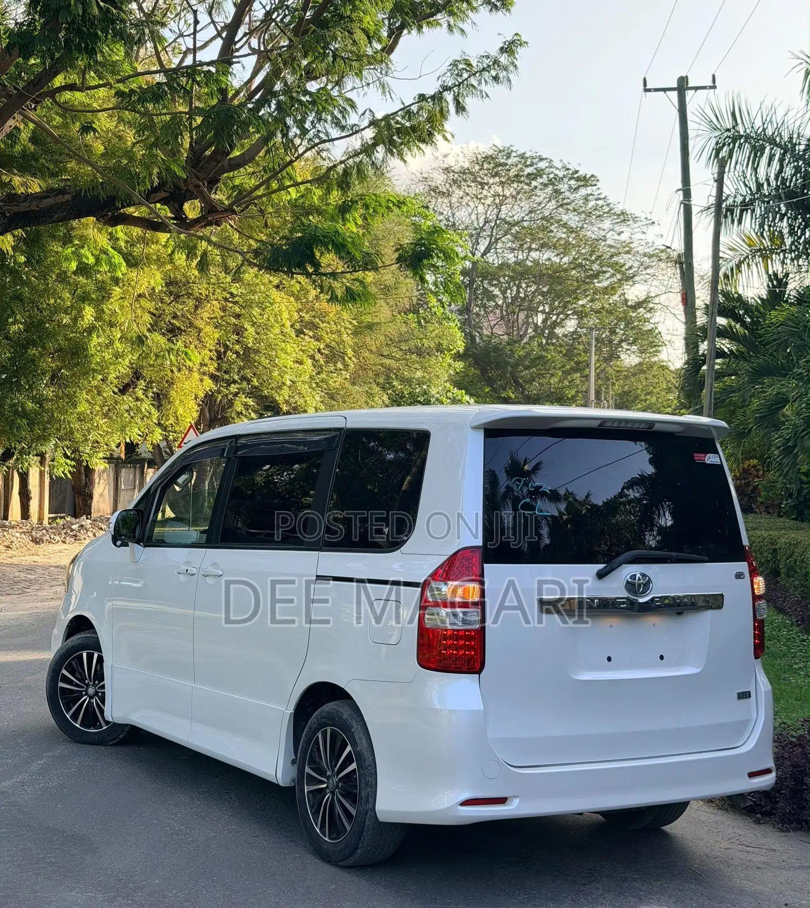 Toyota Noah 2011 White