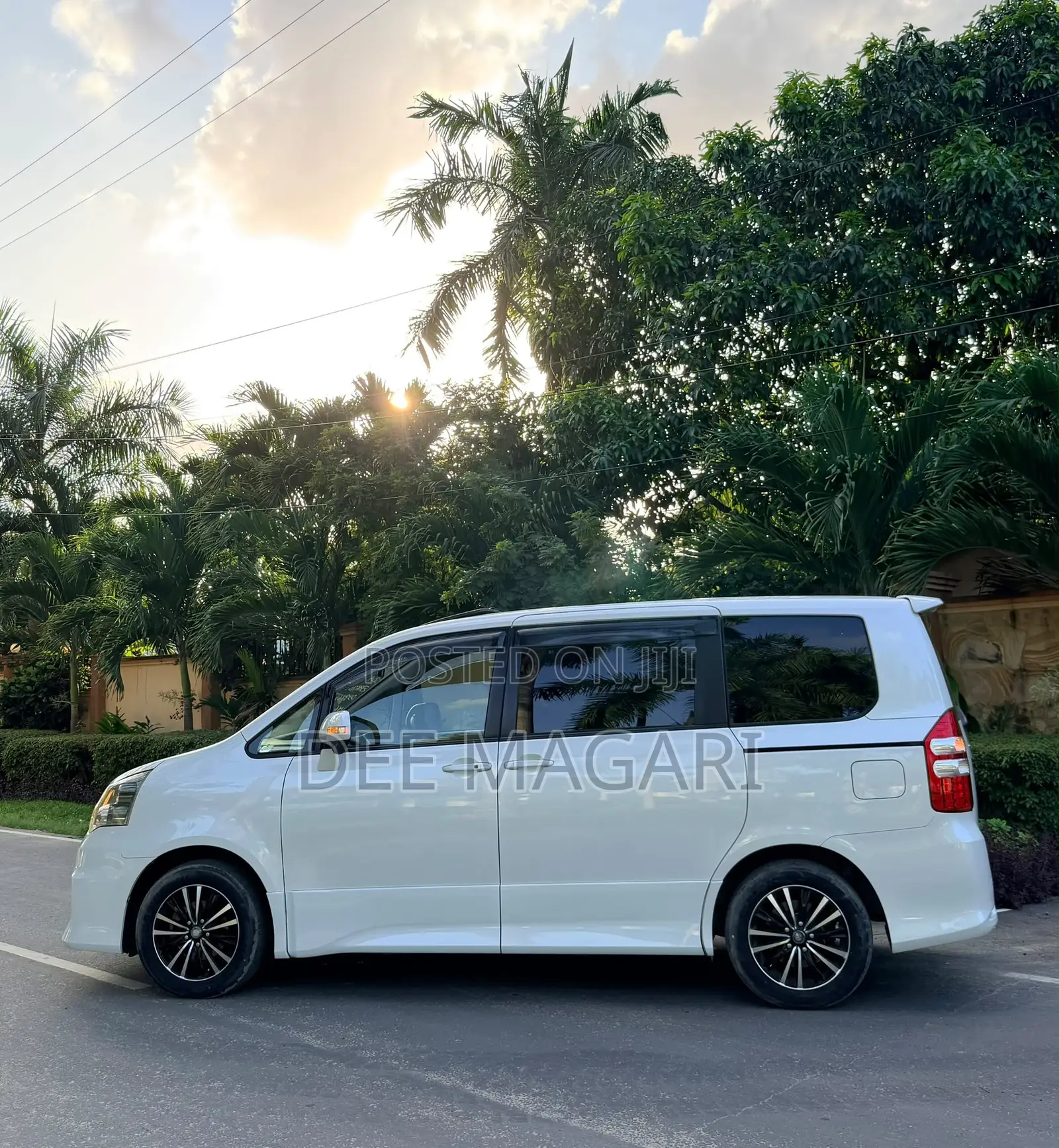 Toyota Noah 2011 White