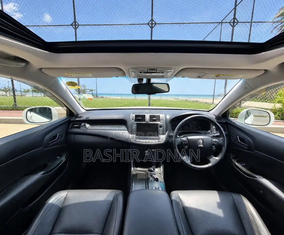 Toyota Crown 2010 Pearl