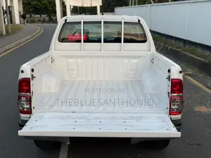 Toyota Hilux 2012 Pearl