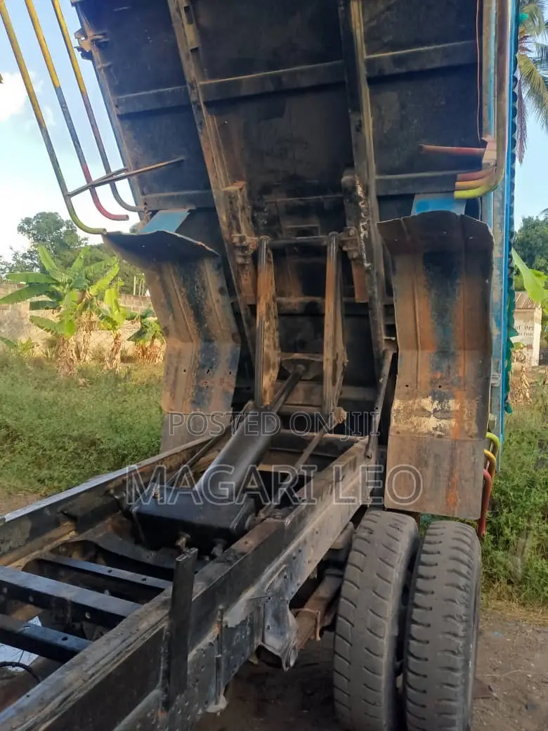 Mitsubishi Canter Tipper
