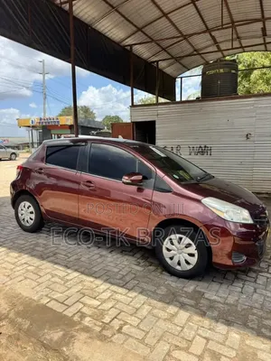 Toyota Vitz 1.0 FWD 5dr 2010 Maroon