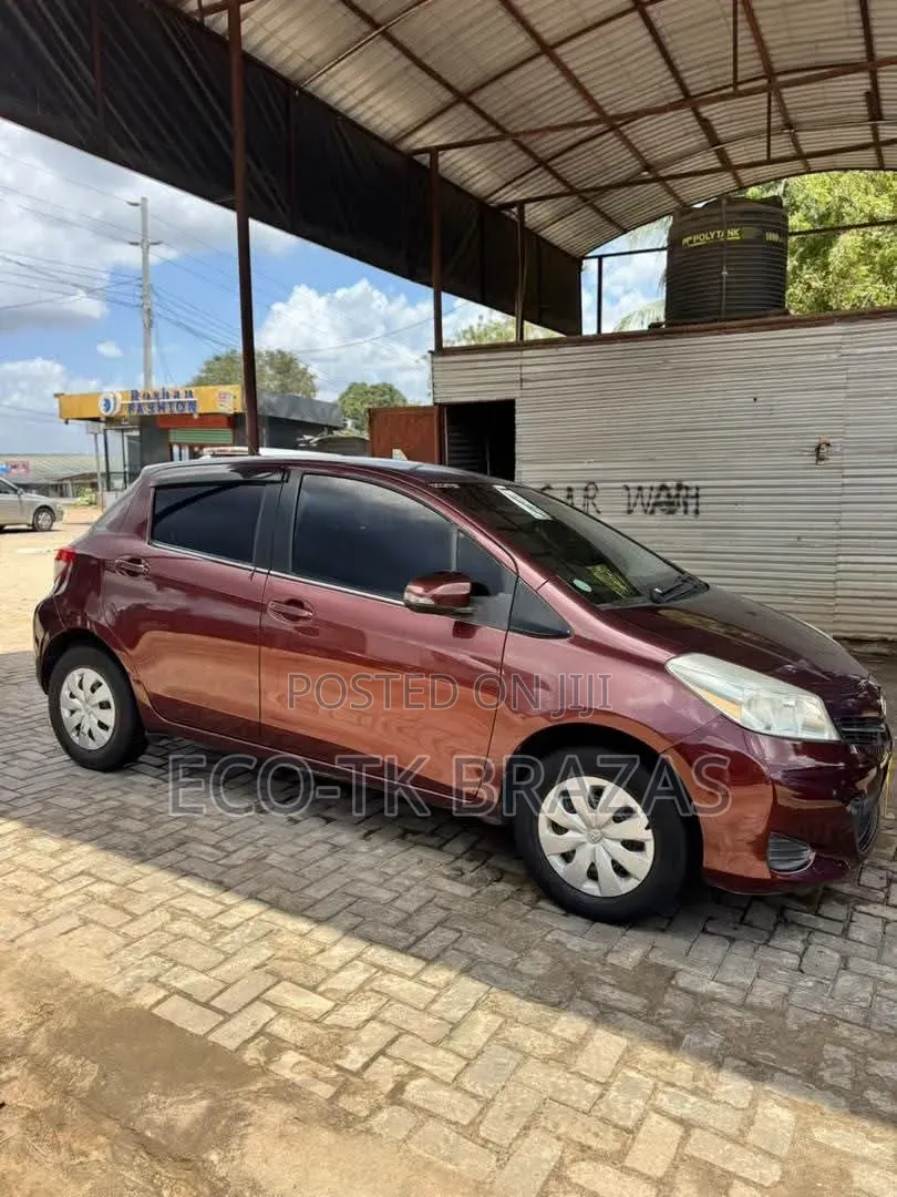 Toyota Vitz 1.0 FWD 5dr 2010 Maroon