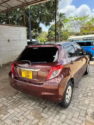 Toyota Vitz 1.0 FWD 5dr 2010 Maroon