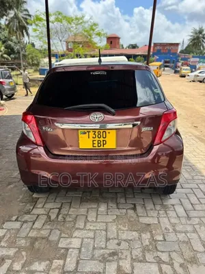 Toyota Vitz 1.0 FWD 5dr 2010 Maroon