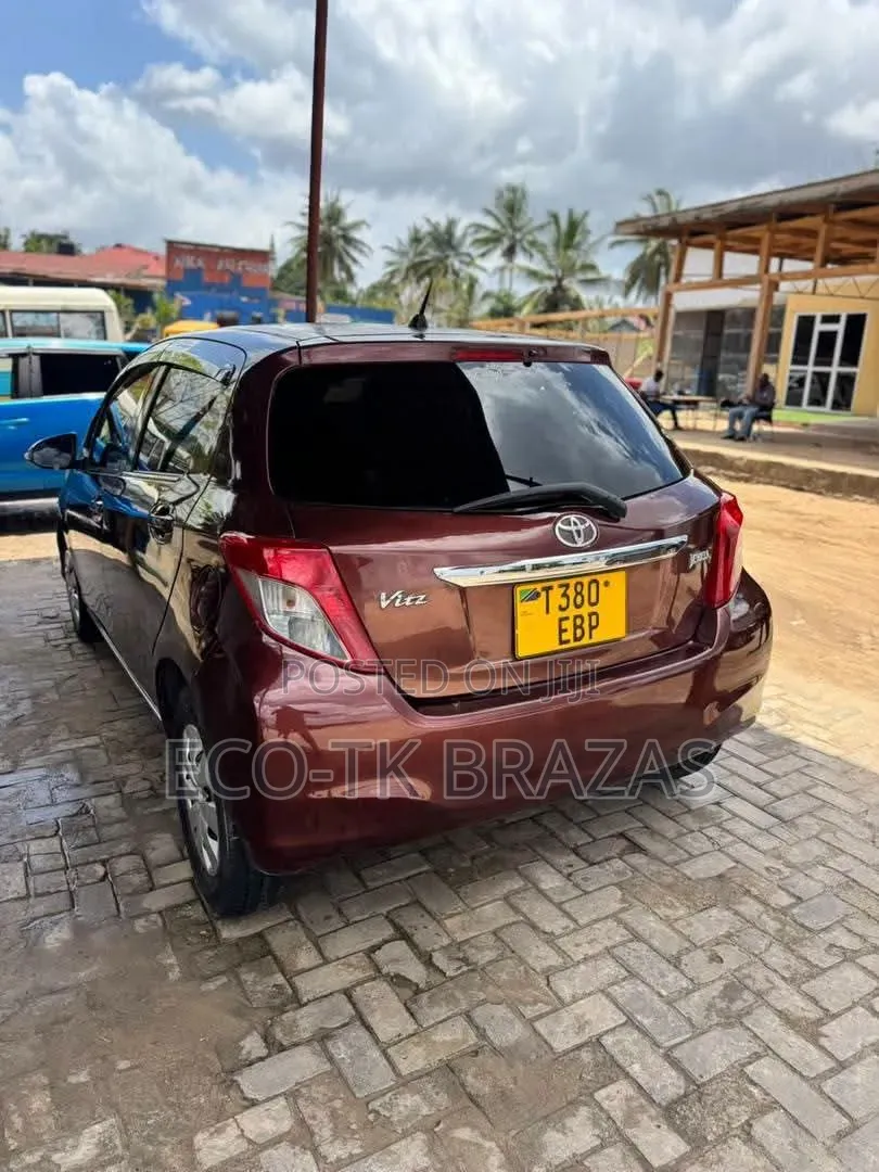 Toyota Vitz 1.0 FWD 5dr 2010 Maroon
