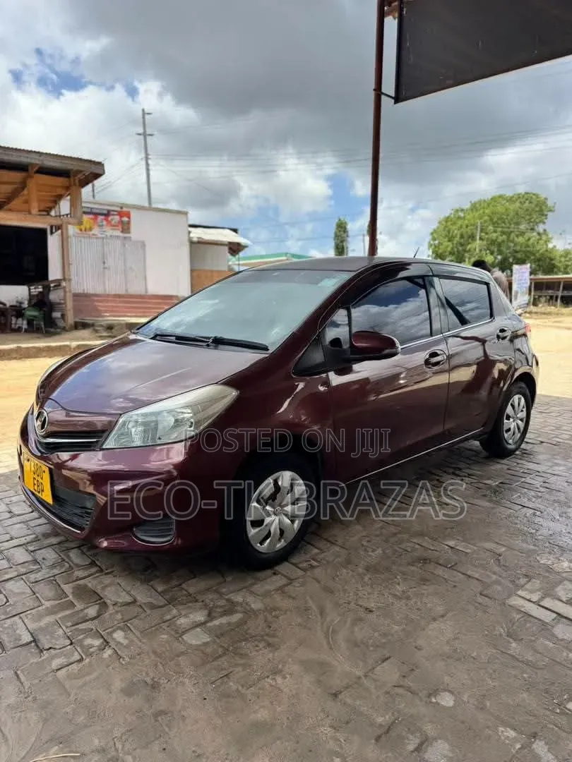 Toyota Vitz 1.0 FWD 5dr 2010 Maroon