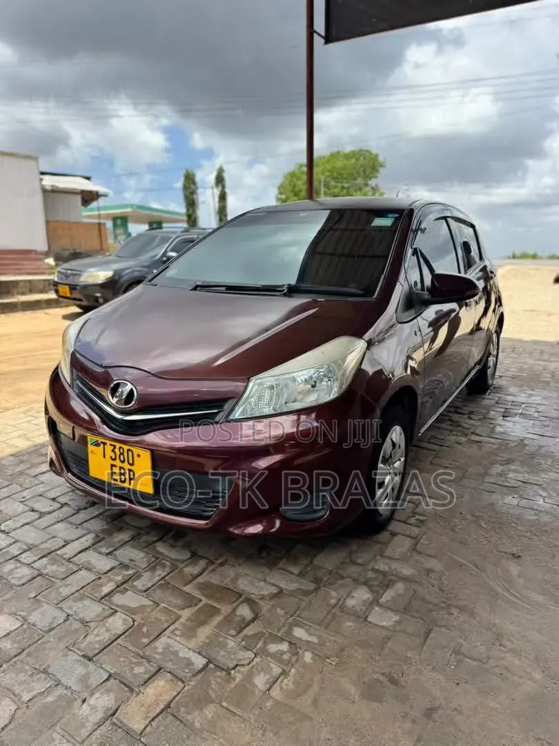 Toyota Vitz 1.0 FWD 5dr 2010 Maroon