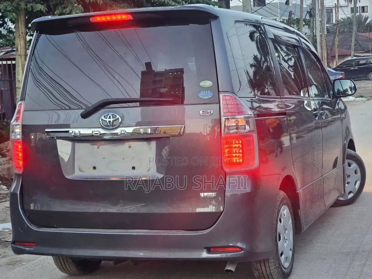 Toyota Noah 2.0 143hp FWD (7 Seater) 2008 Gray