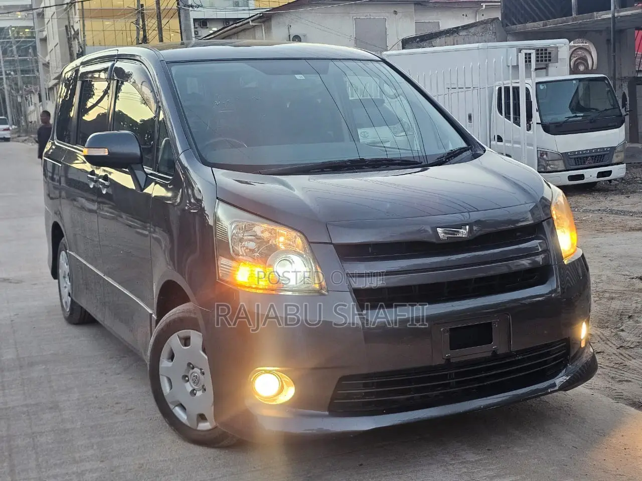 Toyota Noah 2.0 143hp FWD (7 Seater) 2008 Gray