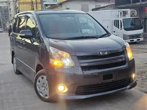 Toyota Noah 2.0 143hp FWD (7 Seater) 2008 Gray