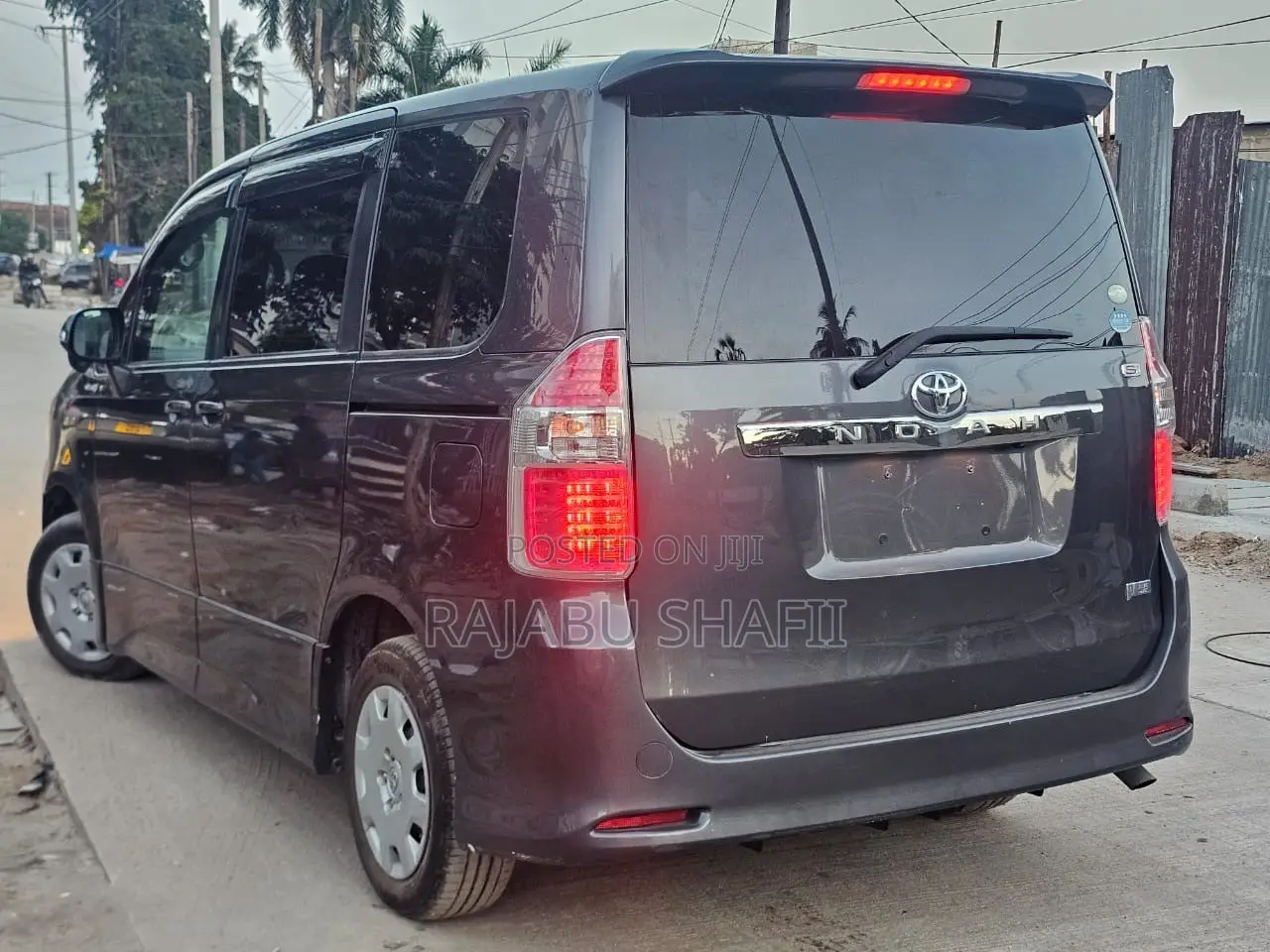 Toyota Noah 2.0 143hp FWD (7 Seater) 2008 Gray