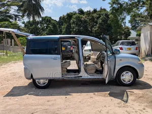 Toyota Sienta 2003