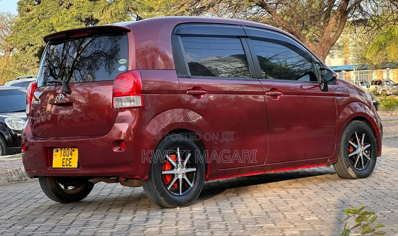 Toyota Spade 2013 Maroon