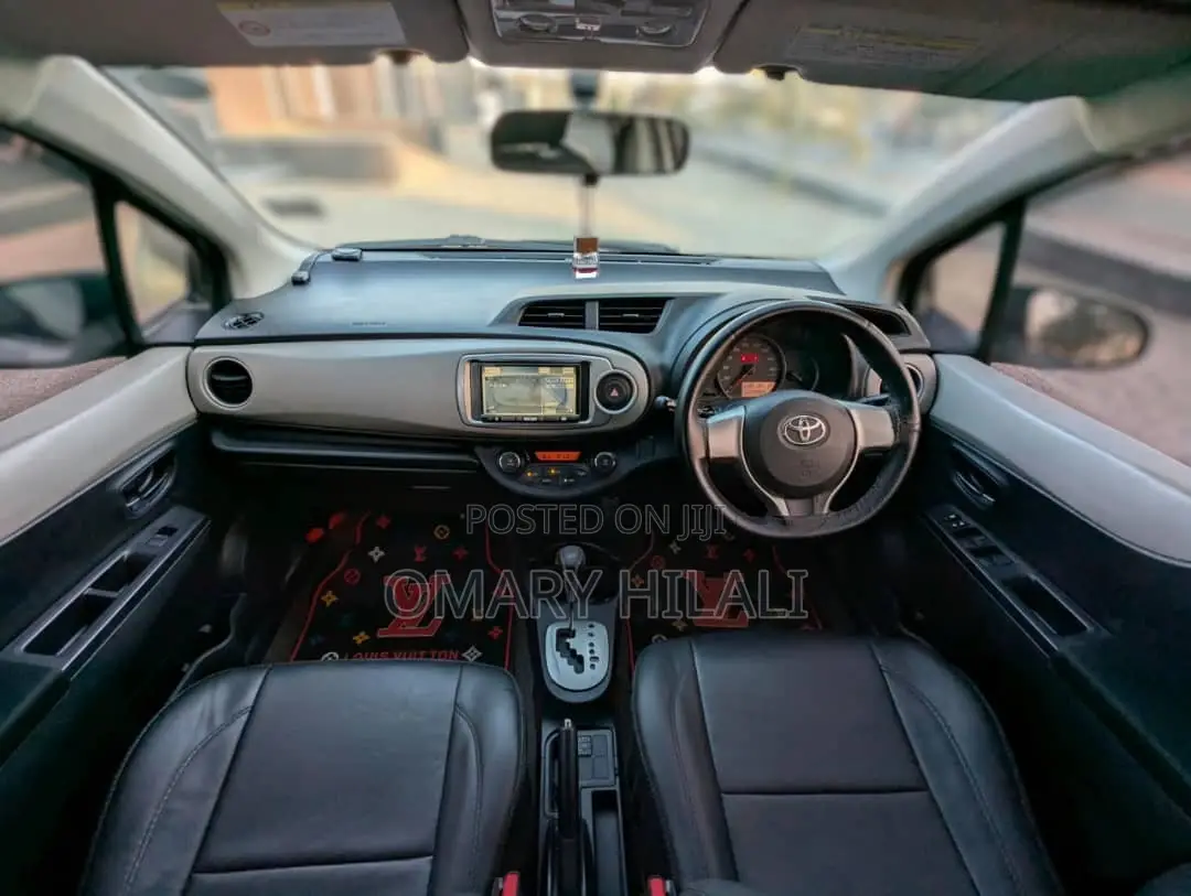 Toyota Vitz 2006 Silver