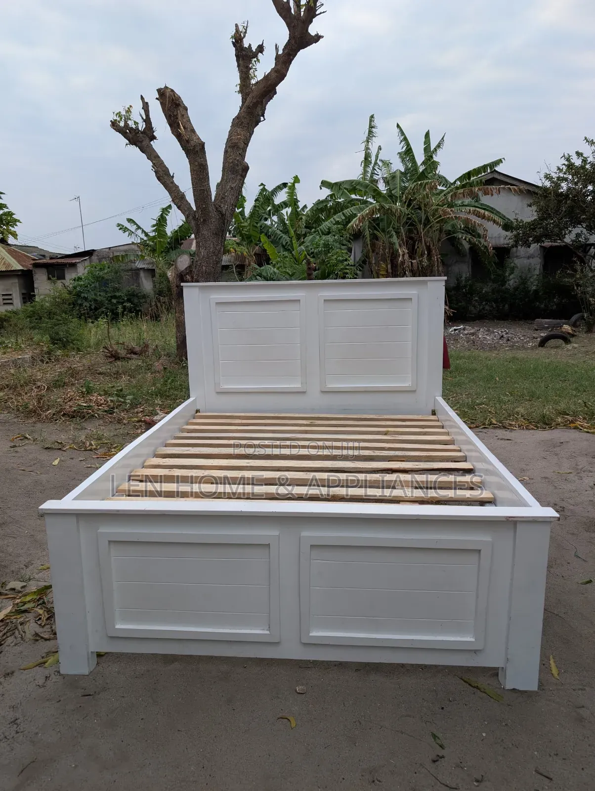 Bed Hardwood 5/6 Very Clean Color White