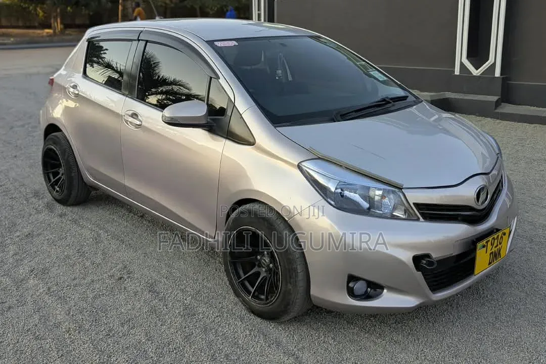 Toyota Vitz 2012 Silver