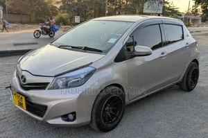 Toyota Vitz 2012 Silver