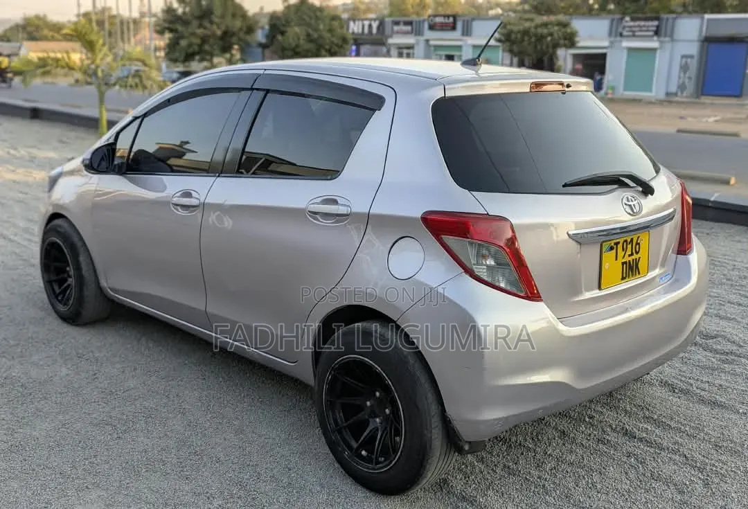 Toyota Vitz 2012 Silver