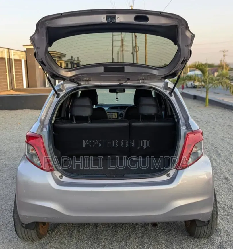 Toyota Vitz 2012 Silver