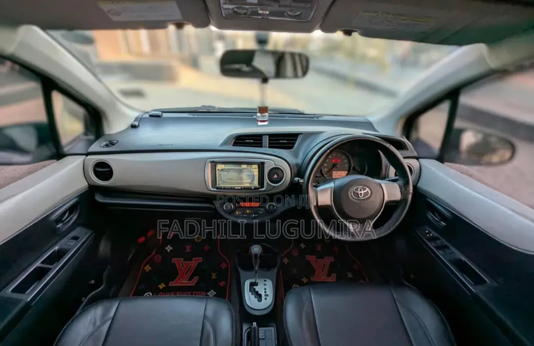 Toyota Vitz 2012 Silver