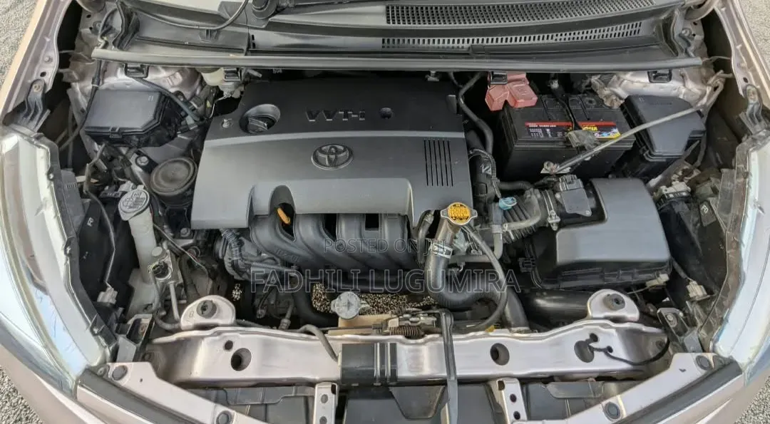 Toyota Vitz 2012 Silver