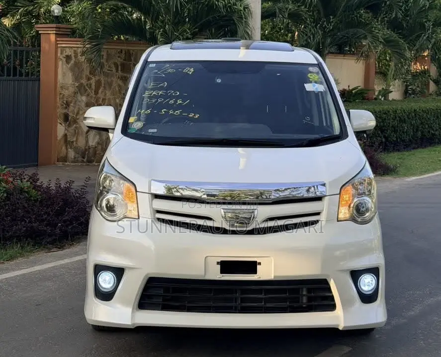 Toyota Noah 2011 White