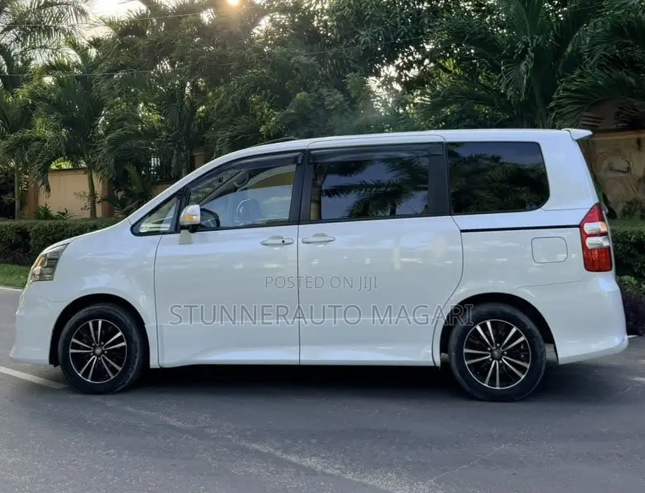Toyota Noah 2011 White