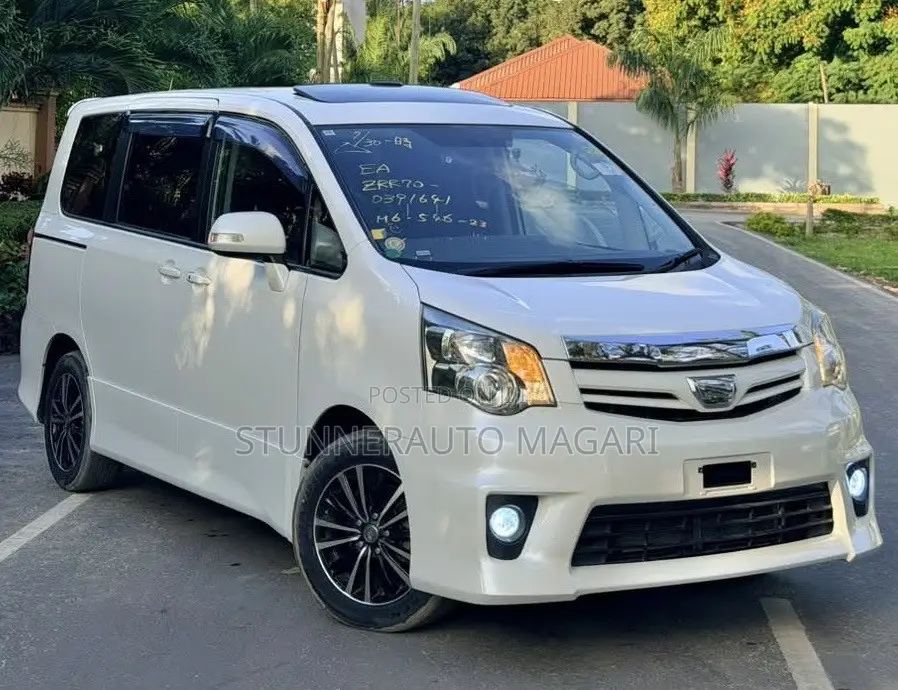 Toyota Noah 2011 White