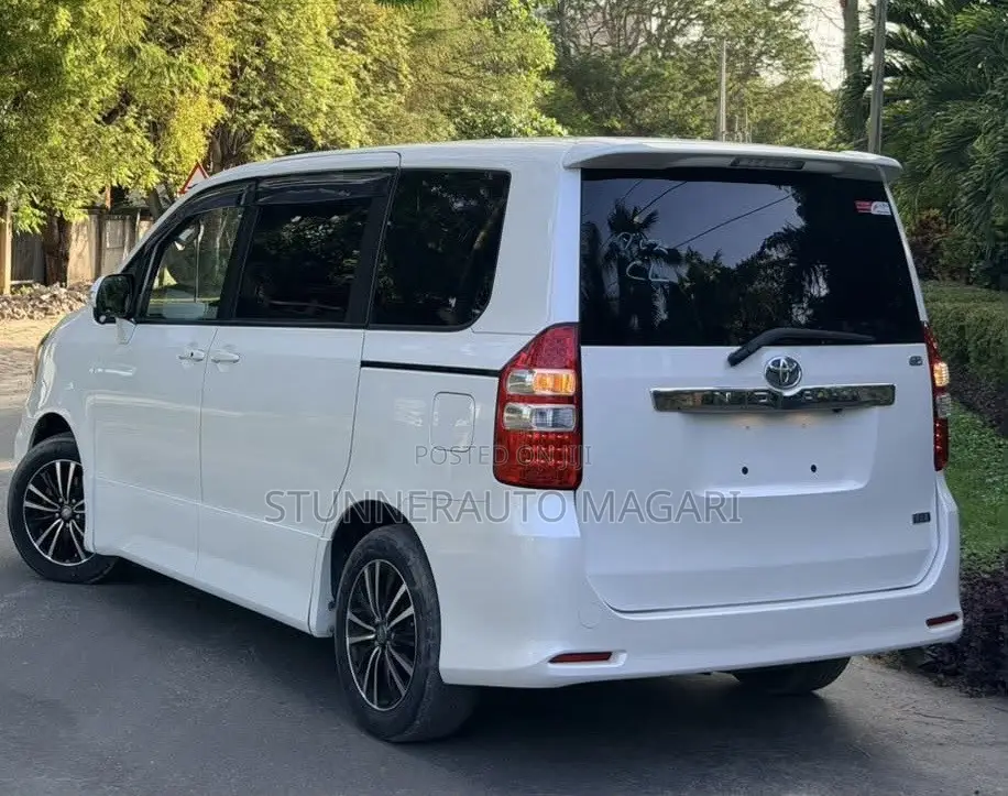 Toyota Noah 2011 White