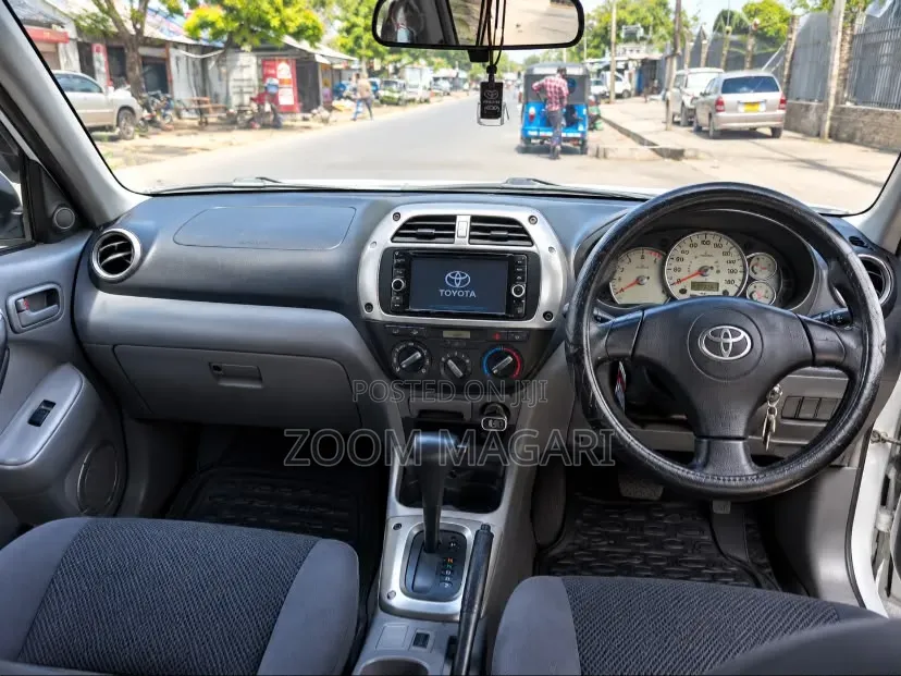 Toyota RAV4 Automatic 2003 White
