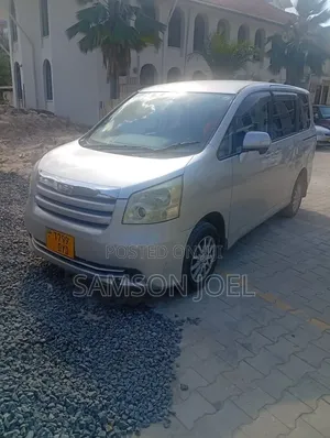 Toyota Noah 2010 Silver