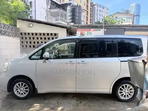 Toyota Noah 2010 Silver