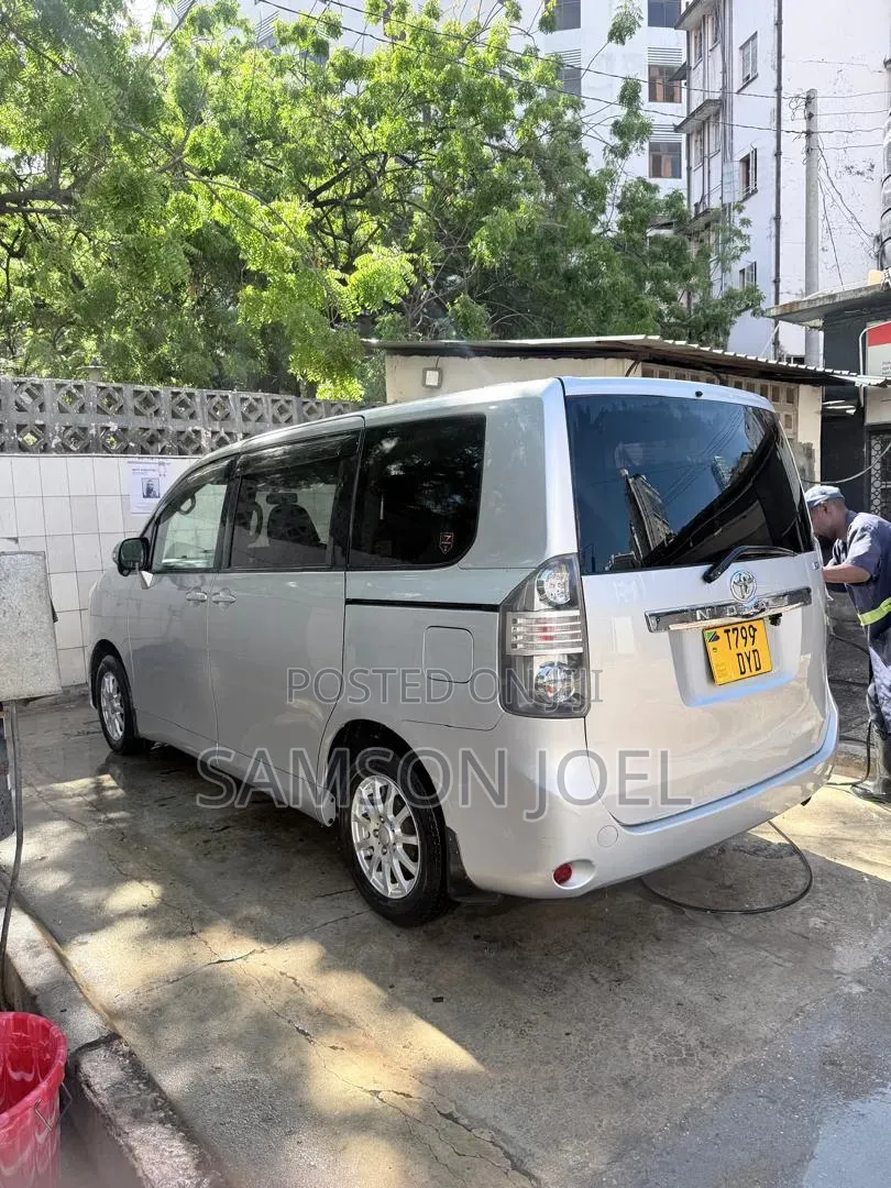 Toyota Noah 2010 Silver
