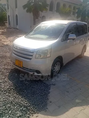 Toyota Noah 2010 Silver