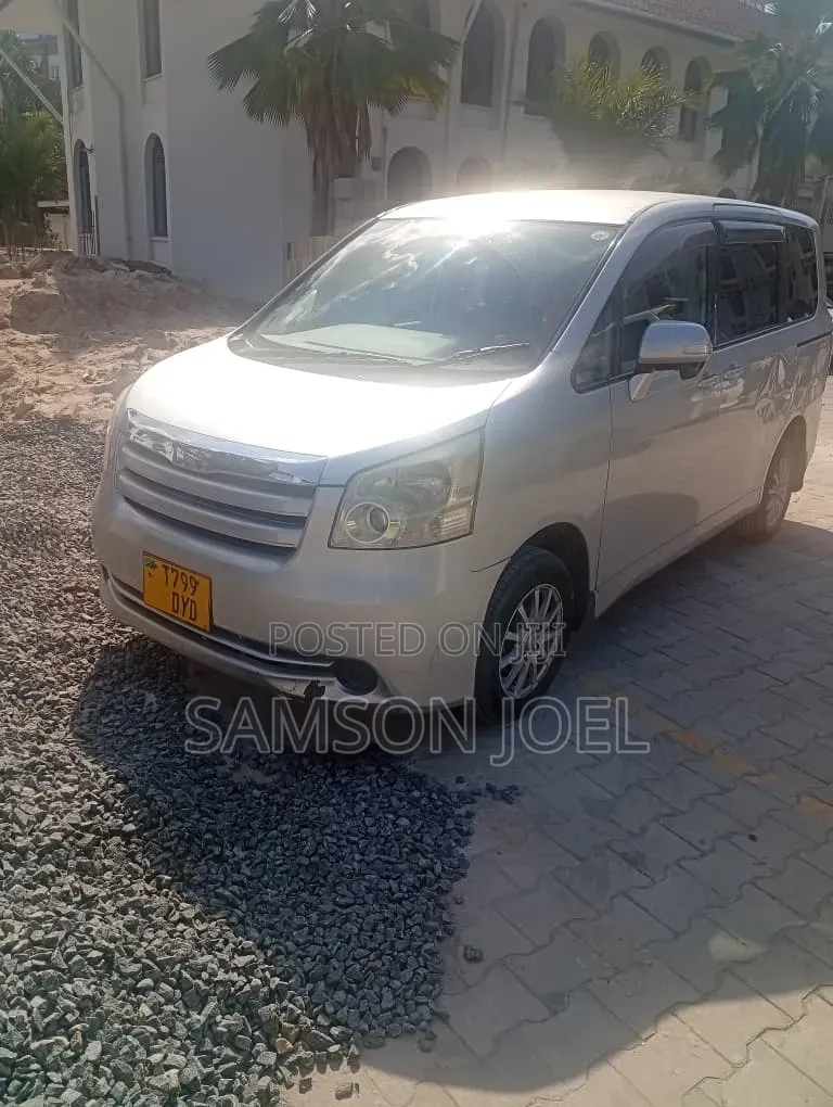 Toyota Noah 2010 Silver