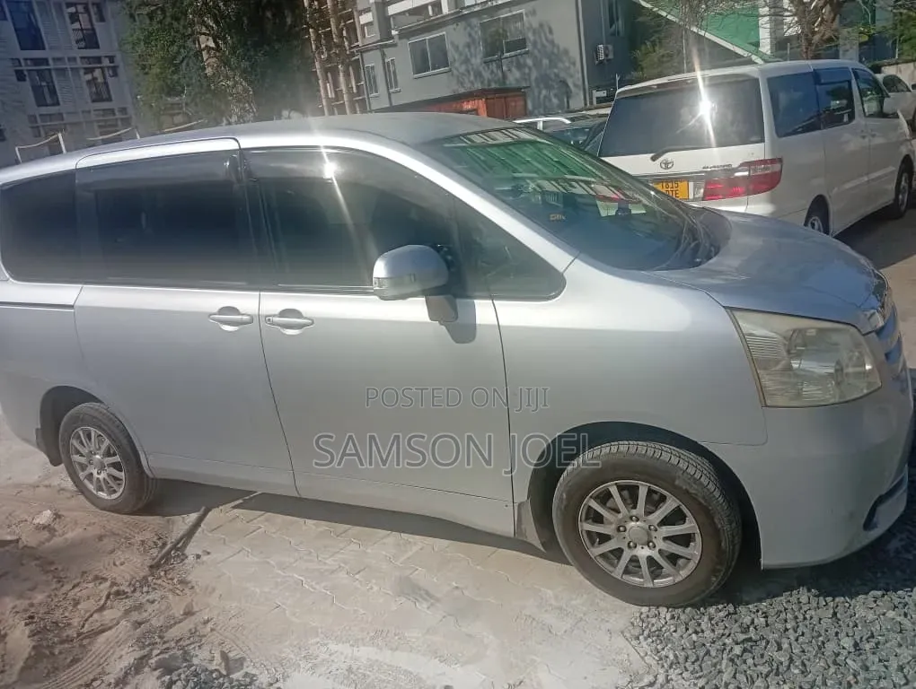 Toyota Noah 2010 Silver
