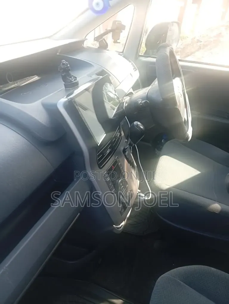 Toyota Noah 2010 Silver