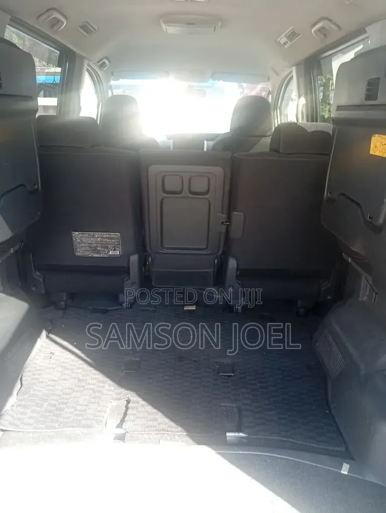 Toyota Noah 2010 Silver