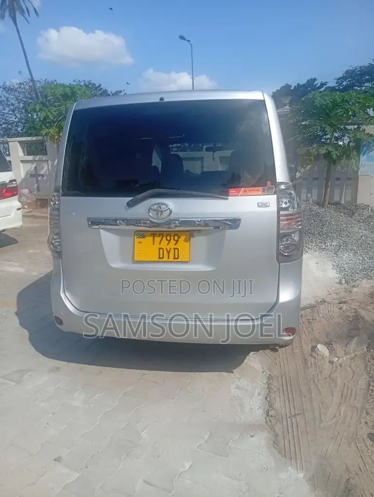 Toyota Noah 2010 Silver