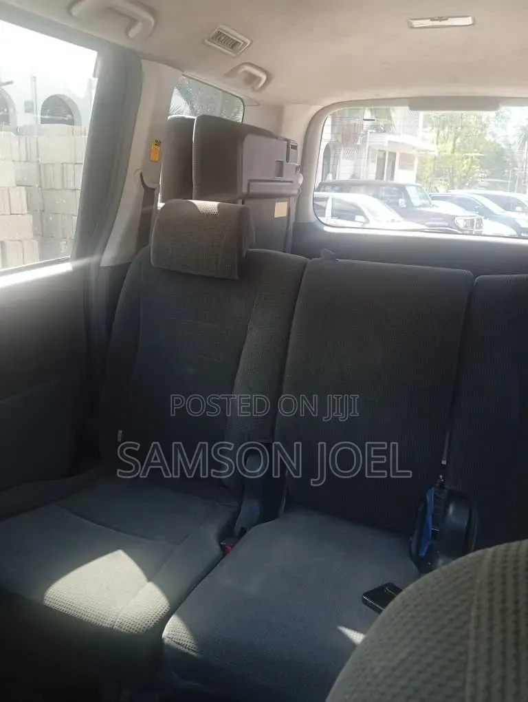Toyota Noah 2010 Silver