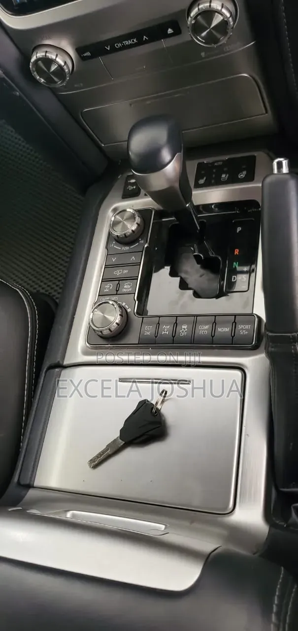 Toyota Land Cruiser 4.6 V8 ZX 2018 White