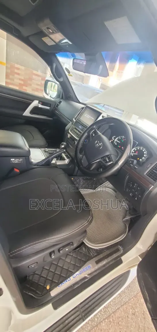 Toyota Land Cruiser 4.6 V8 ZX 2018 White