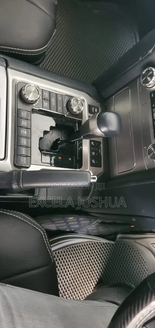 Toyota Land Cruiser 4.6 V8 ZX 2018 White