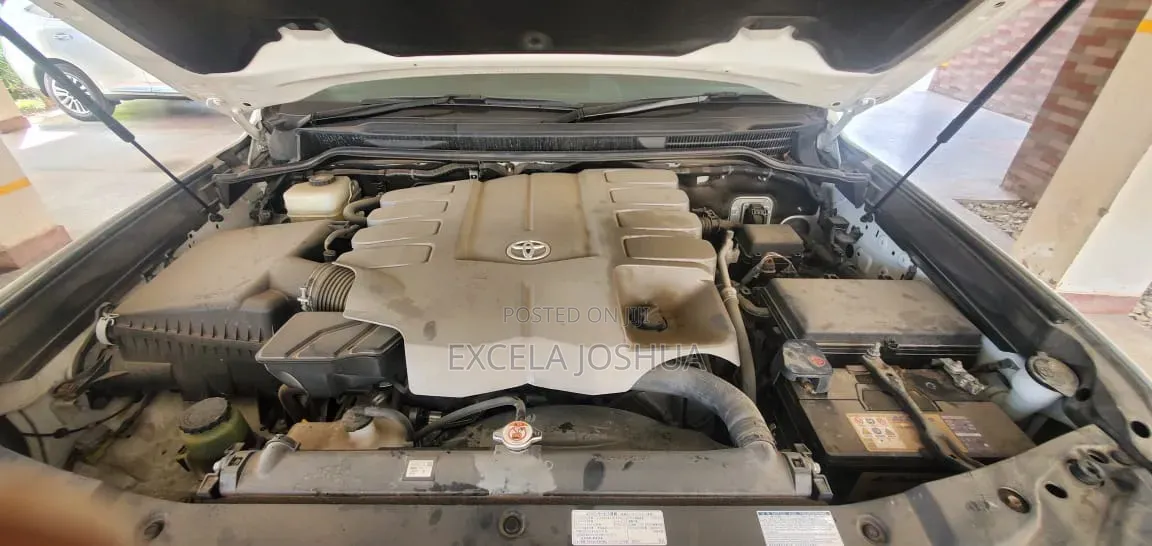 Toyota Land Cruiser 4.6 V8 ZX 2018 White