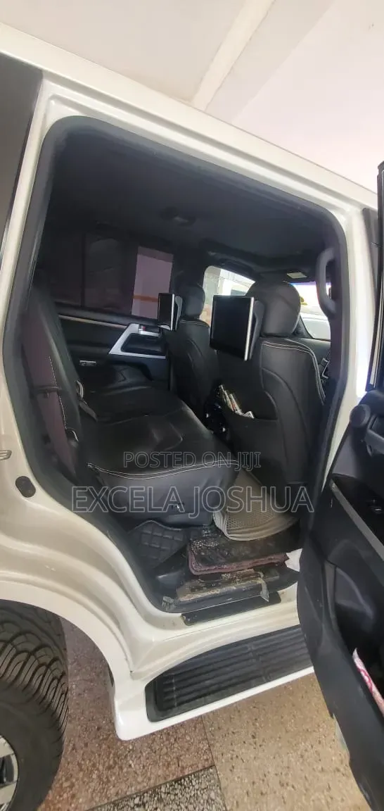 Toyota Land Cruiser 4.6 V8 ZX 2018 White