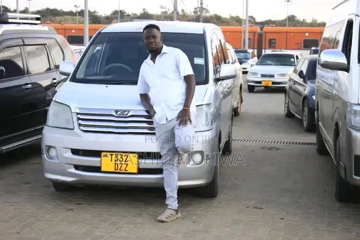 Toyota Noah 2023 Silver