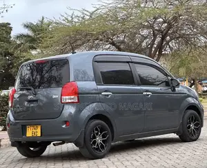 Toyota Porte 2015 Gray